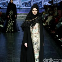 Koleksi Manjha Hijab by Ivan Gunawan mengangkat tema Romantic Hijab Culture di Jakarta Fashion & Food Festival 2017 di Ballroom Hotel Haris Lt.5, Kelapa Gading. Jakarta. [Foto: Mohammad Abduh/Wolipop]
