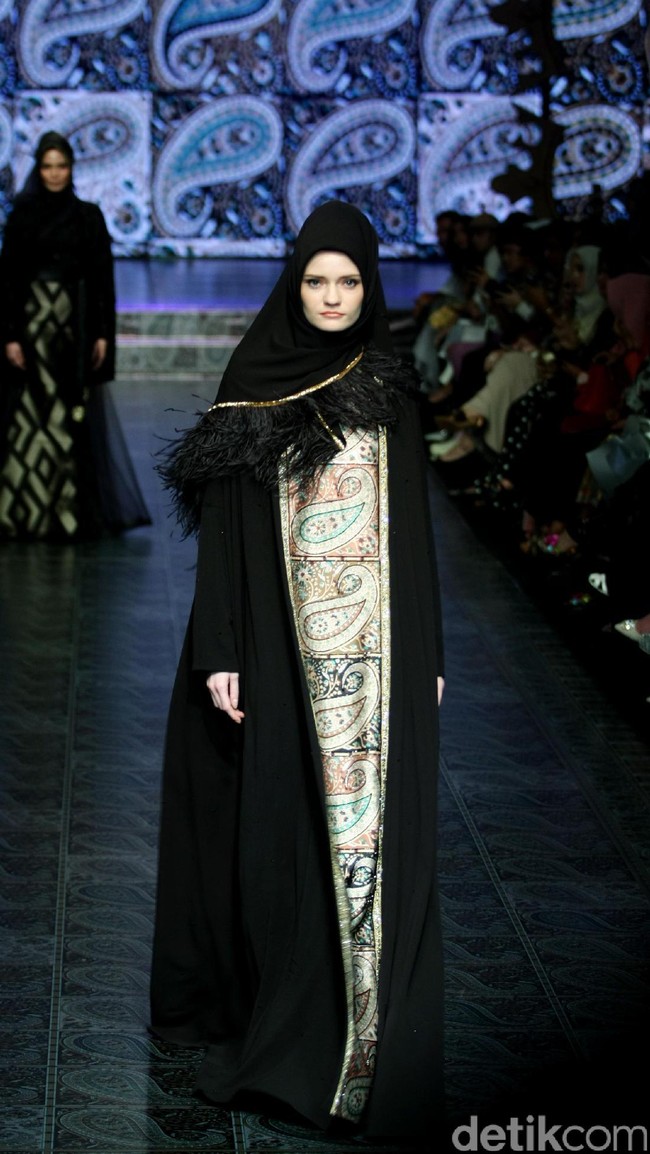 Koleksi Manjha Hijab by Ivan Gunawan mengangkat tema Romantic Hijab Culture di Jakarta Fashion & Food Festival 2017 di Ballroom Hotel Haris Lt.5, Kelapa Gading. Jakarta. [Foto: Mohammad Abduh/Wolipop]