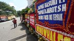 Balai Kota DKI Penuh Karangan Bunga