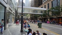 Pemerintah setempat mendukung kegiatan liburan itu. Buktinya, jalan-jalan tersebut ditutup total di jam-jam tertentu, seperti CFD (car free day) di Indonesia namun lebih panjang waktunya (Masaul/detikTravel)