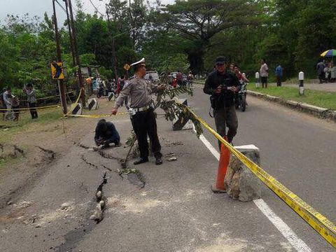 Jalan Cirebon-Kuningan Ambles, Mobil Besar Lewat Jalur Alternatif