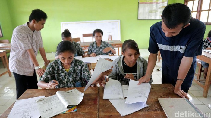 Pesan Damai Dari Guru di Perbatasan Indonesia 

Gilang Rickat Trengginas (kiri) dan Dani Kurniawan (kanan) mengikuti program Sarjana Mendidik di Daerah Terdepan, Terluar, dan Tertinggal dan ditempatkan di Sekolah MGR Gabriel Manek, Dusun Lahurus, Desan Fatulotu Kecamatan Lasiolat, Atambua, NTT, kemarin. Mereka berdua yang berasal dari UIN Yogyakarta sudah 6 bulan terakhir menjadi guru bantu ditempat ini. Grandyos Zafna/detikcom

-. Meski mereka berdua muslim, toleransi di daerah yang mayoritas non muslim ini sangat tinggi.

-. Jika ingin menjalankan ibadah shalat Jumat, kedua guru ini harus menuju kota atambua.

-. Sebanyak 143 murid bersekolah ditempat ini.

-. Mereka tinggal ditempat Tetua Adat Nai Lasiolat Pak Wilhelmus Atamanek.