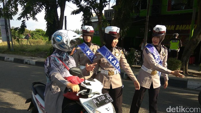 Cegah Curanmor, Polwan di Banda Aceh Bagi-bagi Gembok