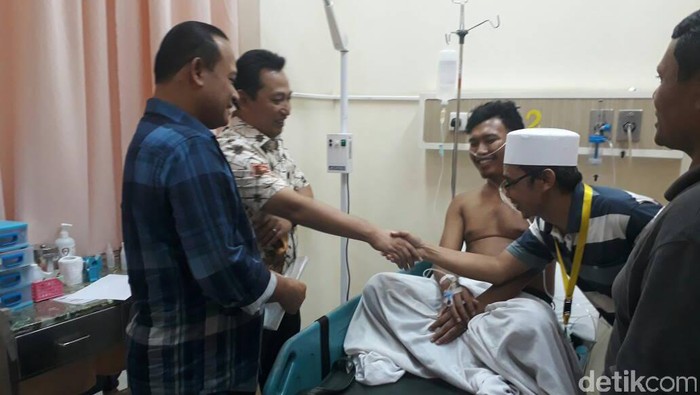 Kapolda Banten Besuk Polisi yang Ditembak Begal di Tangerang