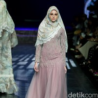 Koleksi Manjha Hijab by Ivan Gunawan mengangkat tema Romantic Hijab Culture di Jakarta Fashion & Food Festival 2017 di Ballroom Hotel Haris Lt.5, Kelapa Gading. Jakarta. [Foto: Mohammad Abduh/Wolipop]