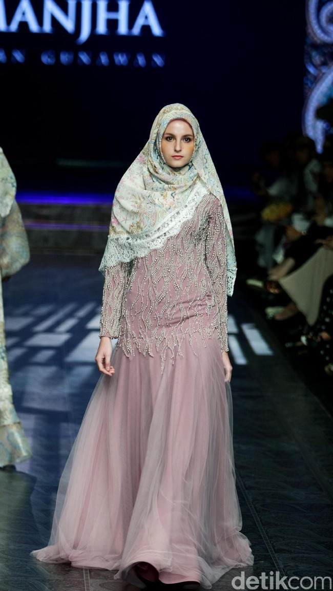 Koleksi Manjha Hijab by Ivan Gunawan mengangkat tema Romantic Hijab Culture di Jakarta Fashion & Food Festival 2017 di Ballroom Hotel Haris Lt.5, Kelapa Gading. Jakarta. [Foto: Mohammad Abduh/Wolipop]