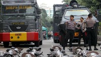 Polisi siaga dengan barracuda dan kendaraan anti huru hara.