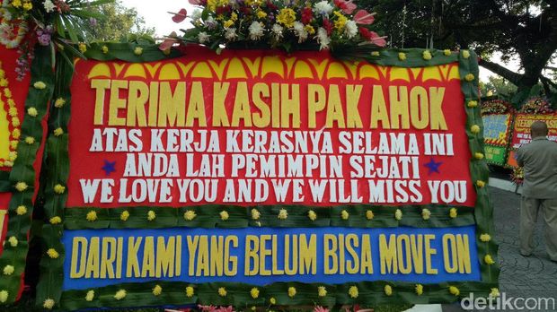 Momen-momen 'Banjir' Karangan Bunga di Belahan Dunia