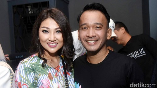 Ruben Onsu dan Sarwendah saat ditemui di kawasan Sudirman.