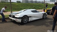 Mobil-mobil ini terparkir di samping bursa mobil BSD. Sepertinya kedatangan mereka untuk mengikuti Festival of Speed yang diadakan Ferrari. Tak pelak lagi, mobil menjadi obyek foto orang-orang yang kebetulan melintas. Menggunakan telepon genggam mereka berpose dengan mobil idamannya.