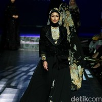 Koleksi Manjha Hijab by Ivan Gunawan mengangkat tema Romantic Hijab Culture di Jakarta Fashion & Food Festival 2017 di Ballroom Hotel Haris Lt.5, Kelapa Gading. Jakarta. [Foto: Mohammad Abduh/Wolipop]