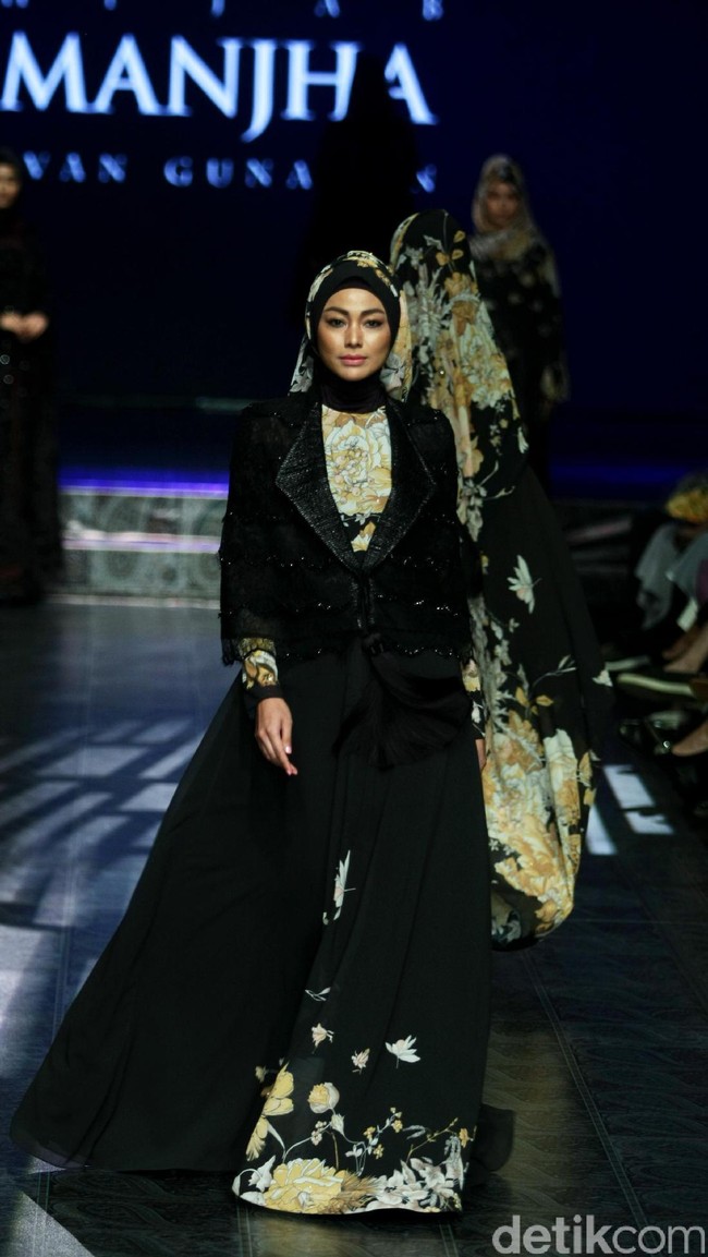 Koleksi Manjha Hijab by Ivan Gunawan mengangkat tema Romantic Hijab Culture di Jakarta Fashion & Food Festival 2017 di Ballroom Hotel Haris Lt.5, Kelapa Gading. Jakarta. [Foto: Mohammad Abduh/Wolipop]