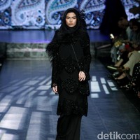 Koleksi Manjha Hijab by Ivan Gunawan mengangkat tema Romantic Hijab Culture di Jakarta Fashion & Food Festival 2017 di Ballroom Hotel Haris Lt.5, Kelapa Gading. Jakarta. [Foto: Mohammad Abduh/Wolipop]