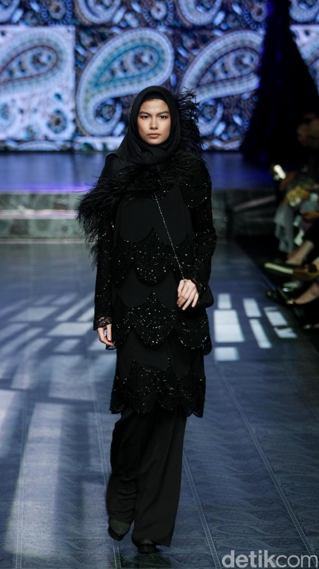 Koleksi Manjha Hijab by Ivan Gunawan mengangkat tema Romantic Hijab Culture di Jakarta Fashion & Food Festival 2017 di Ballroom Hotel Haris Lt.5, Kelapa Gading. Jakarta. [Foto: Mohammad Abduh/Wolipop]