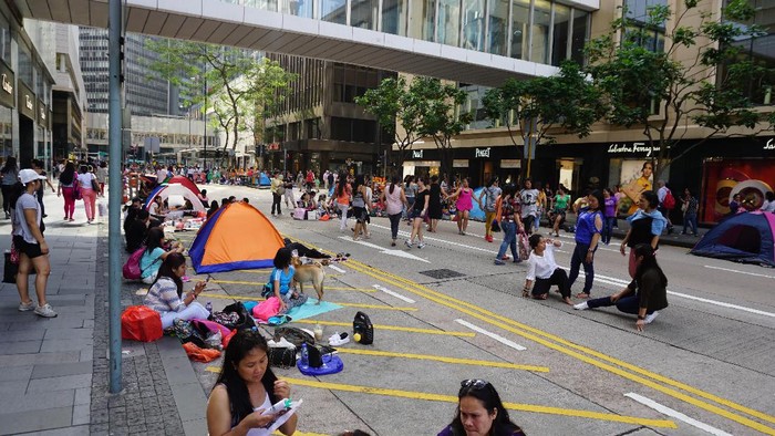 Liburan ala Karyawan Hong Kong, Kemah di Jalan Raya!