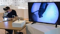 Ia mampu membuat ukiran berskala mikro pada sebuah pensil dengan bantuan mikroskop. (Dok. HBO Asia)