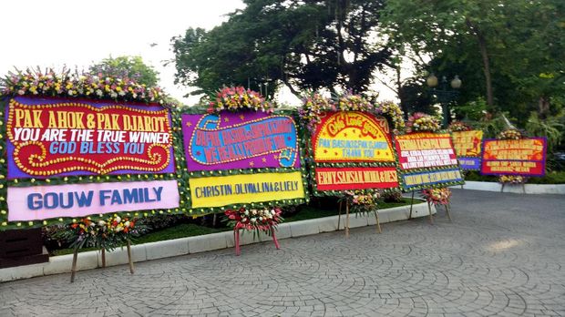 Karangan Bunga Penuhi Balai Kota, Ini Respons Ahok