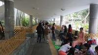 Jalan-jalan yang penuh warga liburan itu ‎adalah Chater Road dan Jackson Road. Tak hanya di jalan, mereka juga memenuhi taman yang ada di sekitarnya, seperti Chater Garden (Masaul/detikTravel)