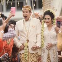 Istri Tarra Budiman, Gya Sadiqah juga tak luput dari kritikan netizen soal penampilan makeupnya di hari pernikahannya. Makeup Gya yang merupakan sepupu Raffi Ahmad itu dinilai menor sehingga membuat penampilannya terlihat seram.  Foto: Dok. Instagram/qiareswedding