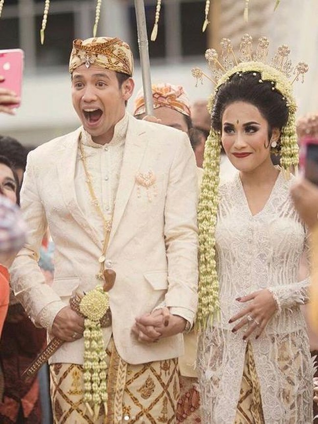 Istri Tarra Budiman, Gya Sadiqah juga tak luput dari kritikan netizen soal penampilan makeupnya di hari pernikahannya. Makeup Gya yang merupakan sepupu Raffi Ahmad itu dinilai menor sehingga membuat penampilannya terlihat seram.  Foto: Dok. Instagram/qiareswedding
