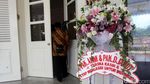 Balai Kota DKI Penuh Karangan Bunga