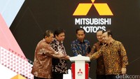Presiden Jokowi menekan tombol tanda peresmian pabrik mobil Mitsubishi Motors Krama Yudha Indonesia di Cikarang.