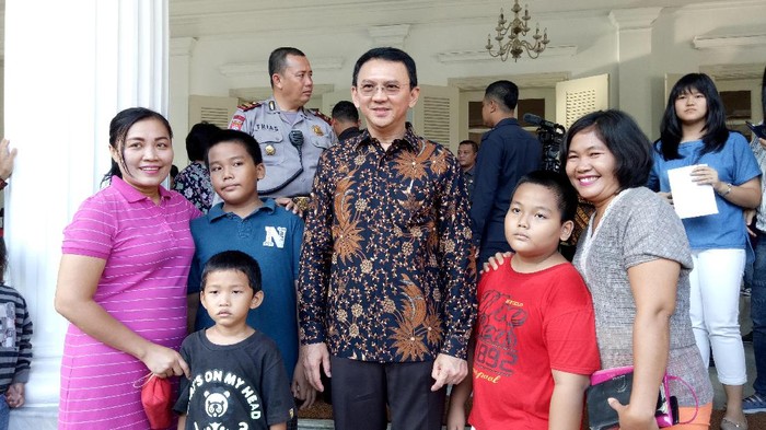 Antrean Foto Bersama Ahok Makin Bertambah Pagi Ini di Balai Kota