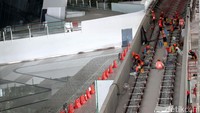Pekerja terus melakukan pembangunan kereta tanpa awak atau Automated People Mover System (APMS) di Bandara Soekarno-Hatta, Senin (24/04/2017).