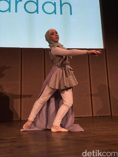 Cantiknya Stephanie Kurlow, Balerina Hijab Pertama Datang ke Jakarta