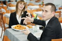 Malu bertanya ke pelayan.