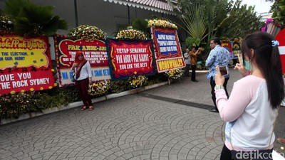 Balai Kota DKI Penuh Karangan Bunga
