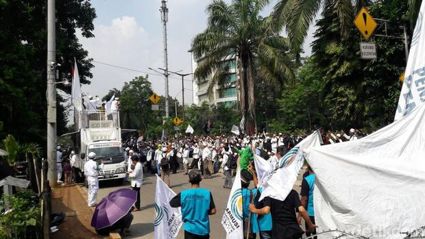 Ahok Baca Pleidoi, Massa Pendemo Baca Syahadat di Luar Ruang Sidang