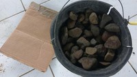 Traveler pun bisa mengambil batu yang telah disediakan oleh pihak pengelola. Sekali kunjungan, traveler hanya diperbolehkan melempar batu maksimal 9 kali (Randy/detikTravel)