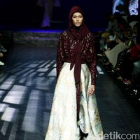 Koleksi Manjha Hijab by Ivan Gunawan mengangkat tema Romantic Hijab Culture di Jakarta Fashion & Food Festival 2017 di Ballroom Hotel Haris Lt.5, Kelapa Gading. Jakarta. [Foto: Mohammad Abduh/Wolipop]