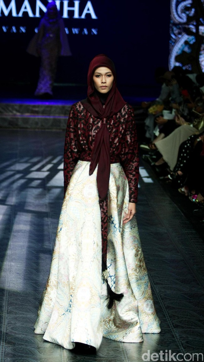 Koleksi Manjha Hijab by Ivan Gunawan mengangkat tema Romantic Hijab Culture di Jakarta Fashion & Food Festival 2017 di Ballroom Hotel Haris Lt.5, Kelapa Gading. Jakarta. [Foto: Mohammad Abduh/Wolipop]