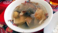 Timlo merupakan sajian makanan sejenis sop yang isiannya berupa suwiran daging ayam, irisan telur pindang kecap, ati ampela, hingga potongan sosis Solo. Enak! Foto: (Wahyu/detikTravel)