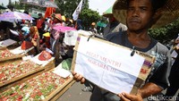 Massa juga meminta Menteri Agraria dipecat.