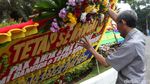 Balai Kota DKI Penuh Karangan Bunga