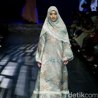Koleksi Manjha Hijab by Ivan Gunawan mengangkat tema Romantic Hijab Culture di Jakarta Fashion & Food Festival 2017 di Ballroom Hotel Haris Lt.5, Kelapa Gading. Jakarta. [Foto: Mohammad Abduh/Wolipop]