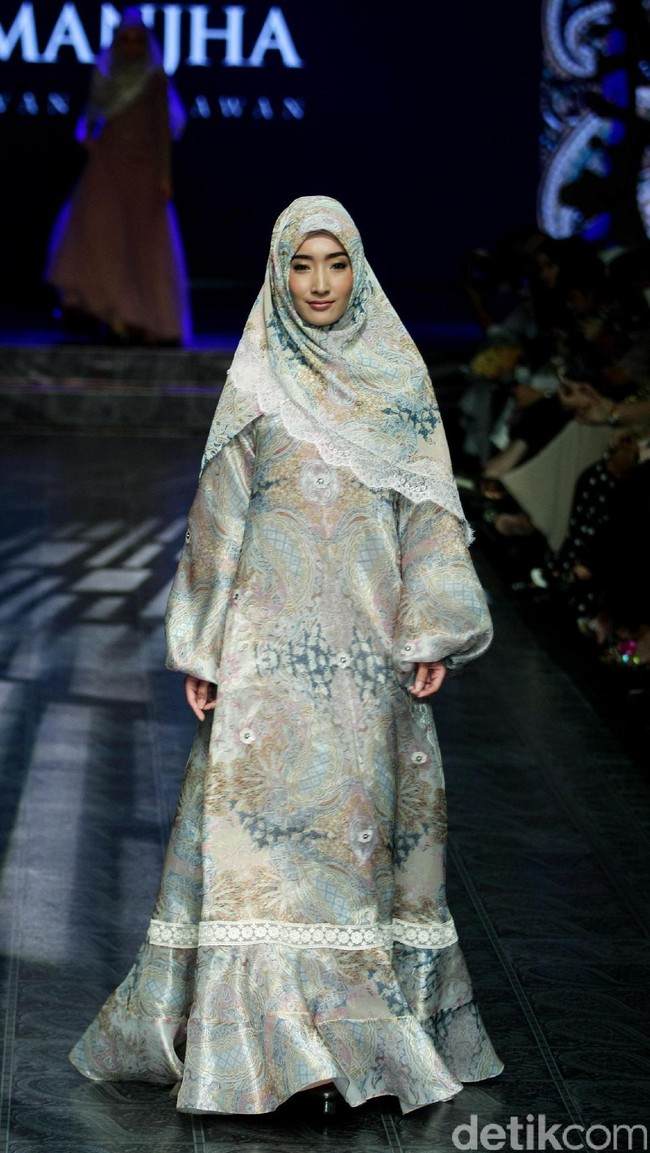 Koleksi Manjha Hijab by Ivan Gunawan mengangkat tema Romantic Hijab Culture di Jakarta Fashion & Food Festival 2017 di Ballroom Hotel Haris Lt.5, Kelapa Gading. Jakarta. [Foto: Mohammad Abduh/Wolipop]