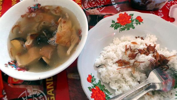 Seporsi timlo dan sepiring nasi (Wahyu/detikTravel) 