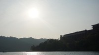 Danau ini menjadi salah satu objek wisata yang digemari turis di Taiwan. Bagi yang membawa kendaraan jangan khawatir, tersedia area parkir yang luas dengan latar perbukitan hijau (Niken Purnamasari/detikTravel)