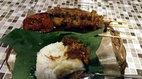 Makan nasi kucing, sambil mendengarkan live music pasti sensasinya beda dan seru. Ditambah obrolan hangat ngalor-ngidul bersama teman-teman, dijamin bisa sampai lupa waktu (Wahyu/detikTravel)