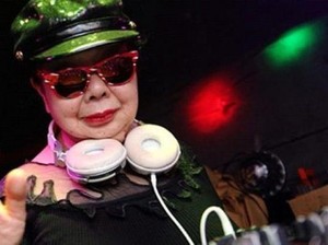 Nenek Pembuat Gyoza Berusia 82 Tahun Ini Jadi DJ di Malam Hari!