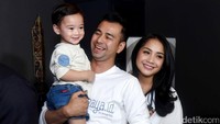 Keduanya kerap mengajak Rafathar syuting, mulai dari acara TV hingga YouTube. Foto: Noel/detikHOT