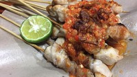 Sate Taichan semakin fenomenal saat banyaknya penjual sate ayam berlumur sambal ini diberbagai daerah. Potongan daging ayam yang dipanggang dengan sambal rawit semakin enak dinikmati bersama dengan perasan jeruk limau. (Foto: detikFood)