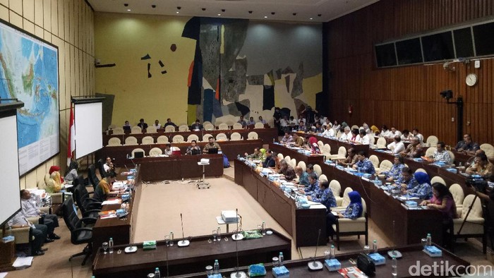 Rapat di DPR, KPU-Bawaslu Paparkan Rencana Anggaran Pilkada 2018