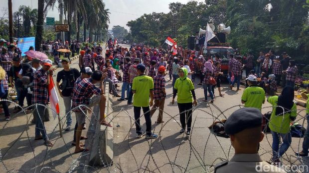 Massa pro Ahok menggelar aksi di depan Gedung Kementan
