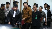 Ahok memasuki ruang sidang.