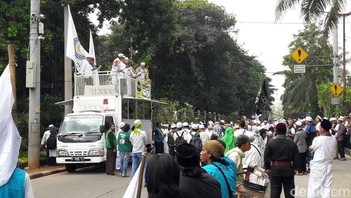 Ahok Baca Pleidoi, Massa Pendemo Baca Syahadat di Luar Ruang Sidang